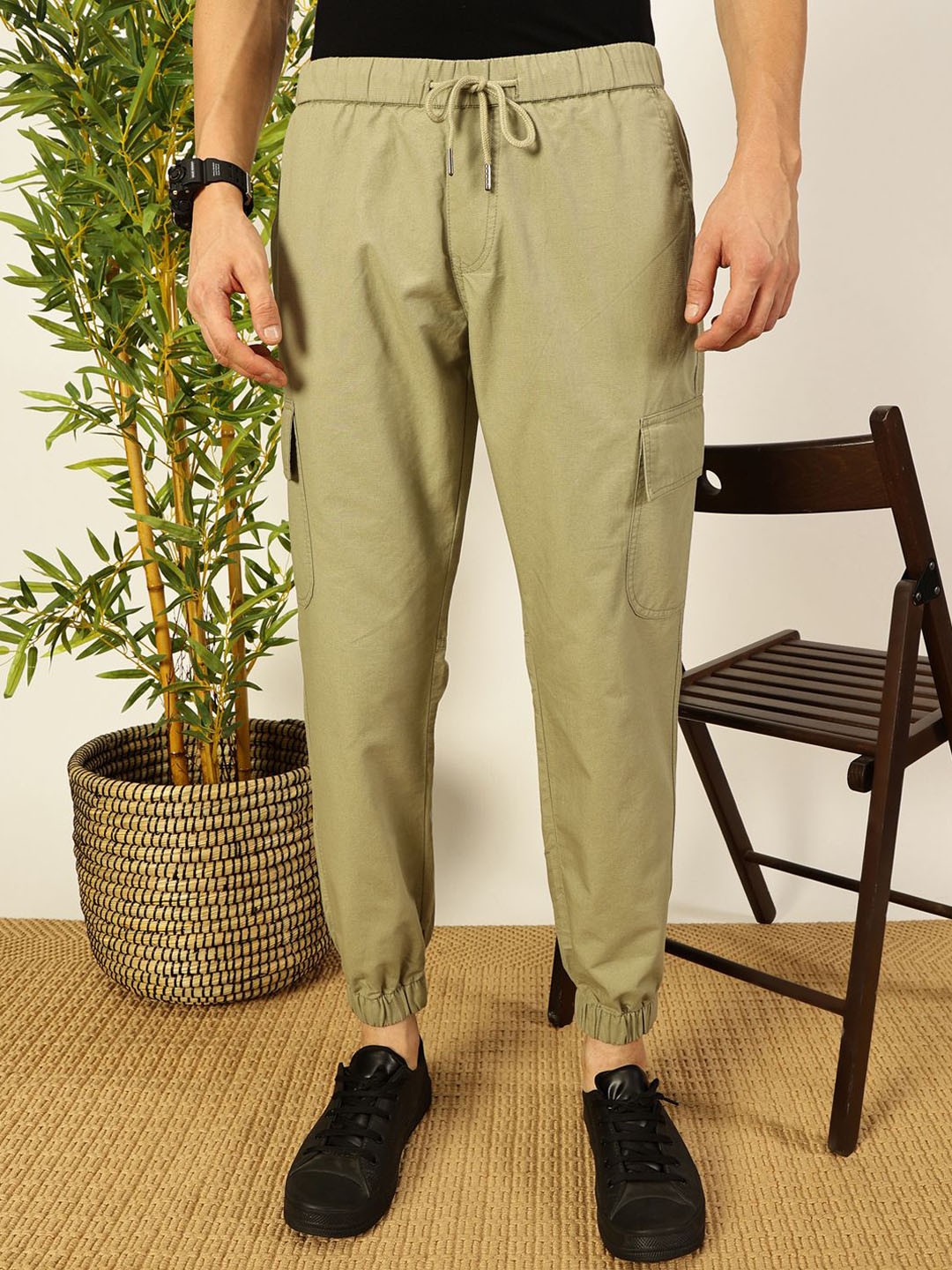 

Thomas Scott Men Smart Slim Fit solid cotton Cargos Trousers, Olive