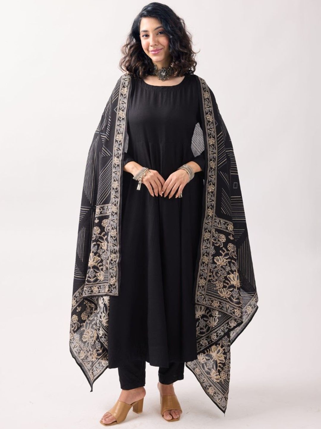 

KERI PERRY Round Neck Anarkali Kurta with Palazzos & Dupatta, Black