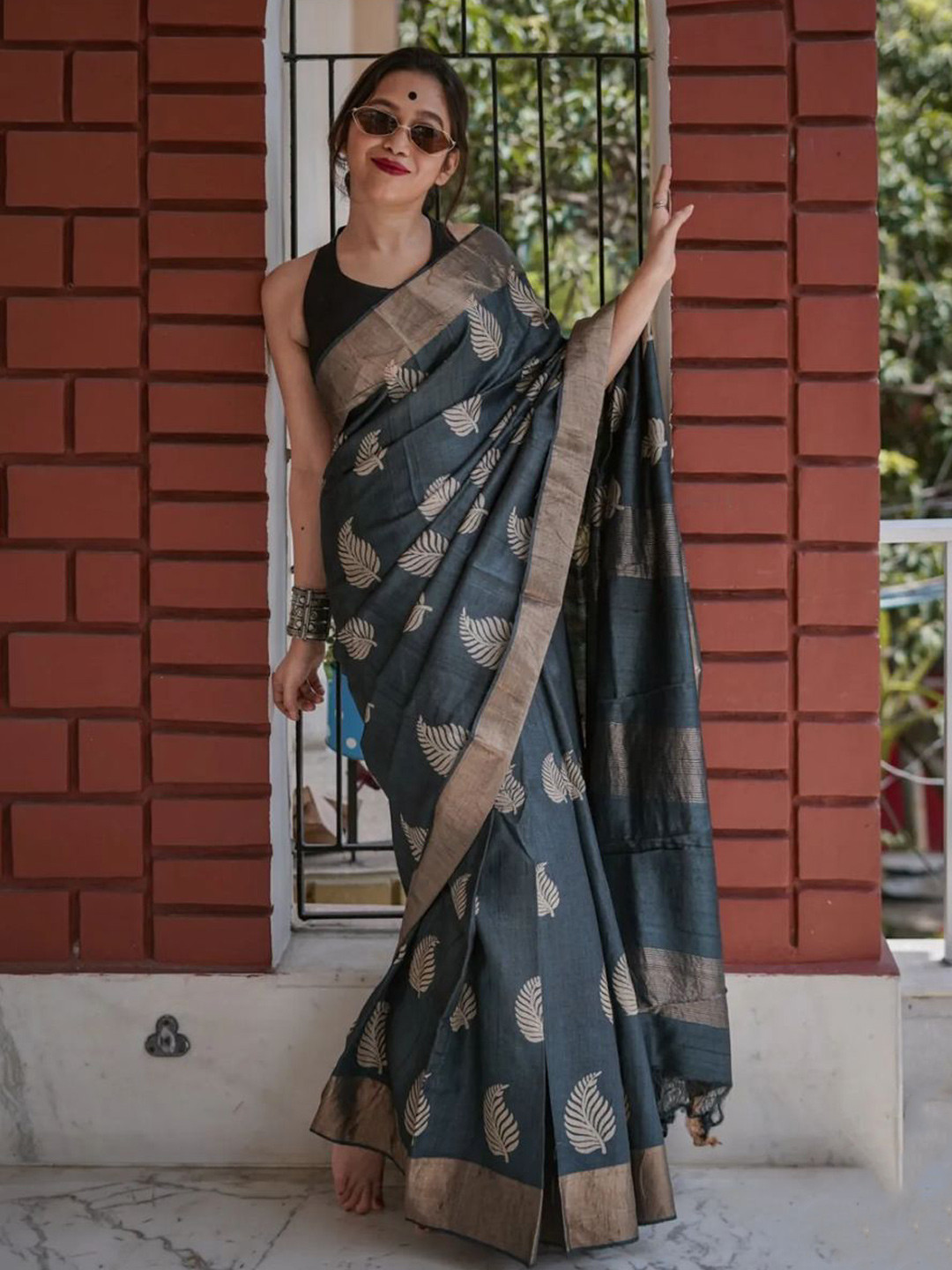 

MORLY Woven Design Zari Silk Blend Kanjeevaram Saree, Black