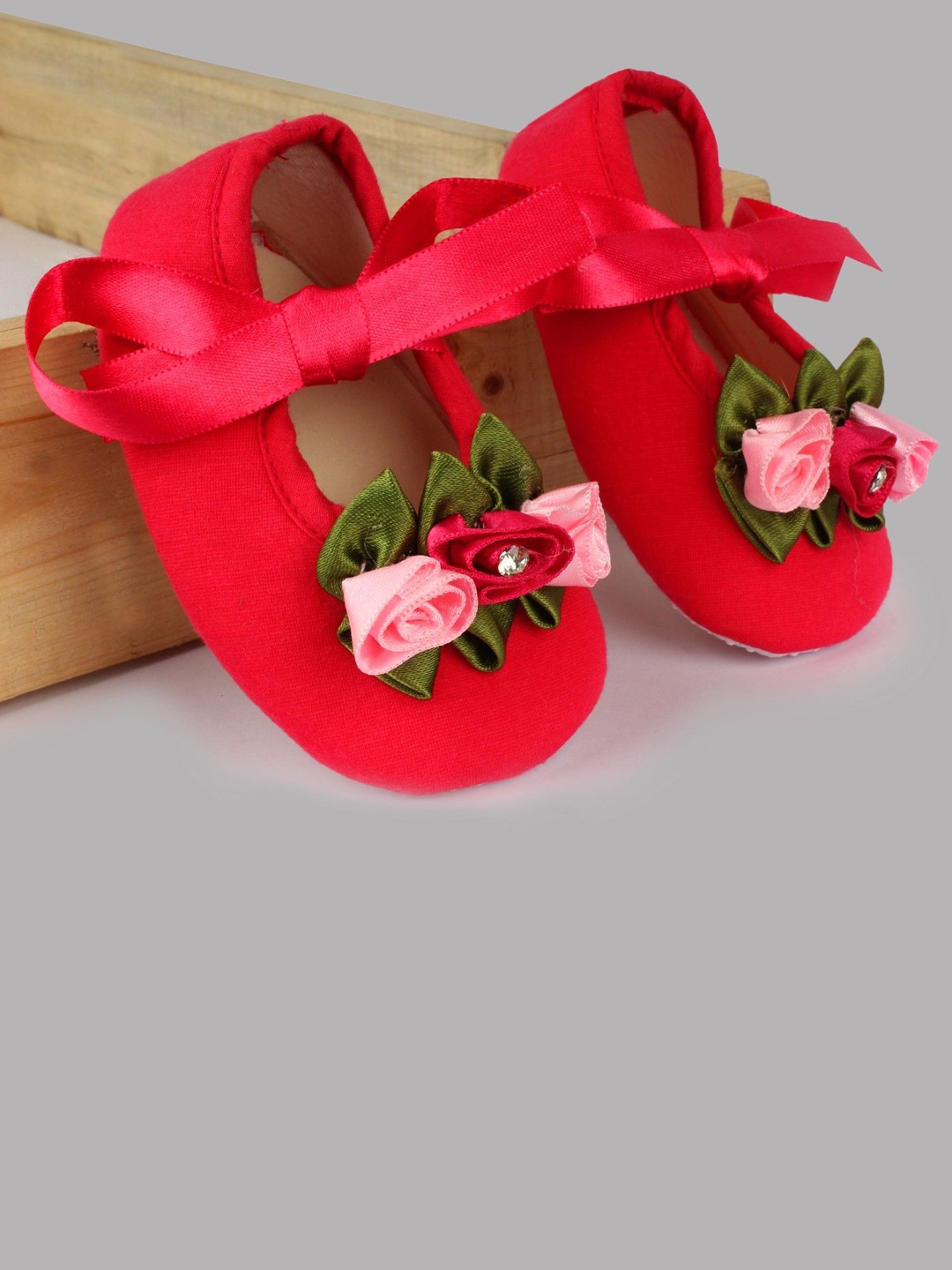 

Daizy Girls Floral Applique Booties, Red