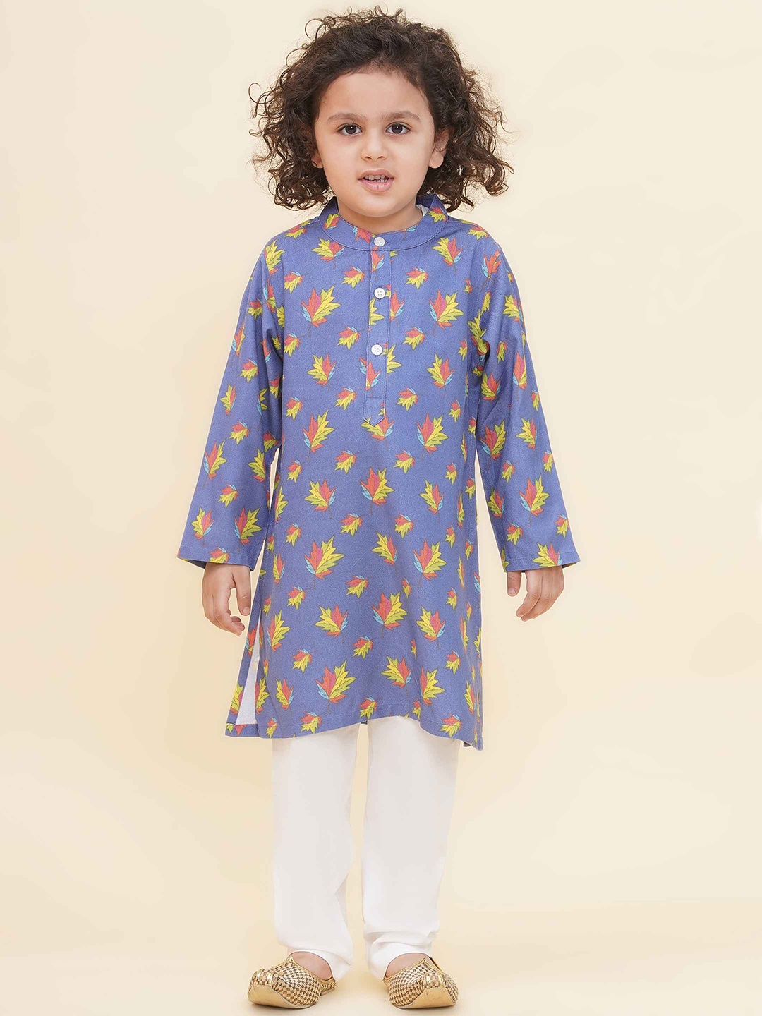 

Sethukrishna Boys Floral Printed Mandarin Collar Straight Kurta With Pyjamas, Blue