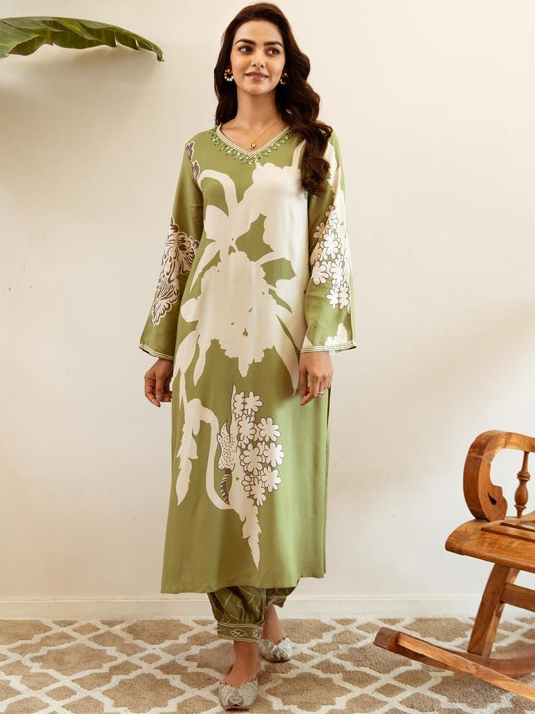 

Kaftanize Women Floral Printed Sequinned Kurta Sets, Green