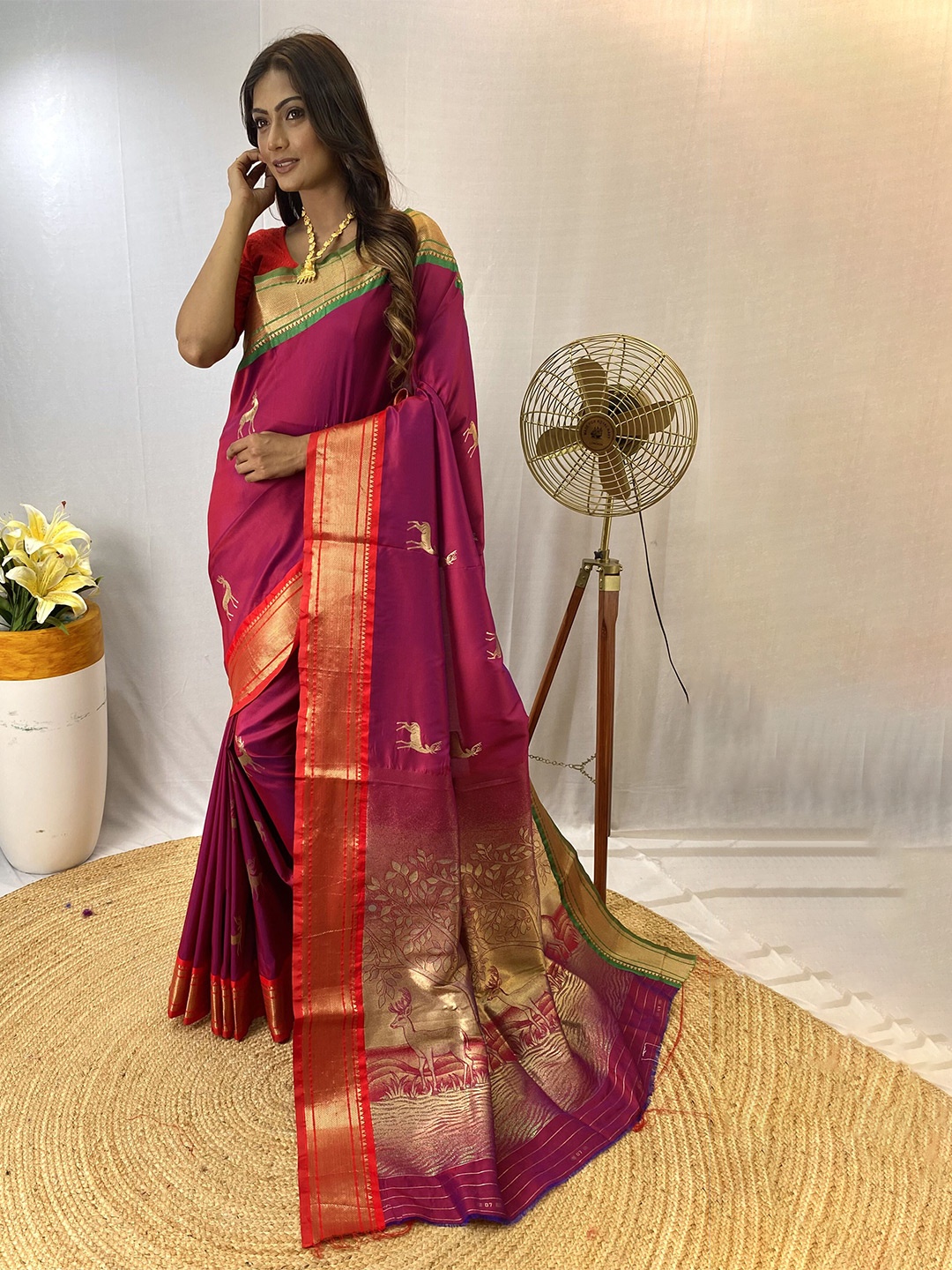 

DEVATITHI Ethnic Motifs Zari Silk Saree, Pink