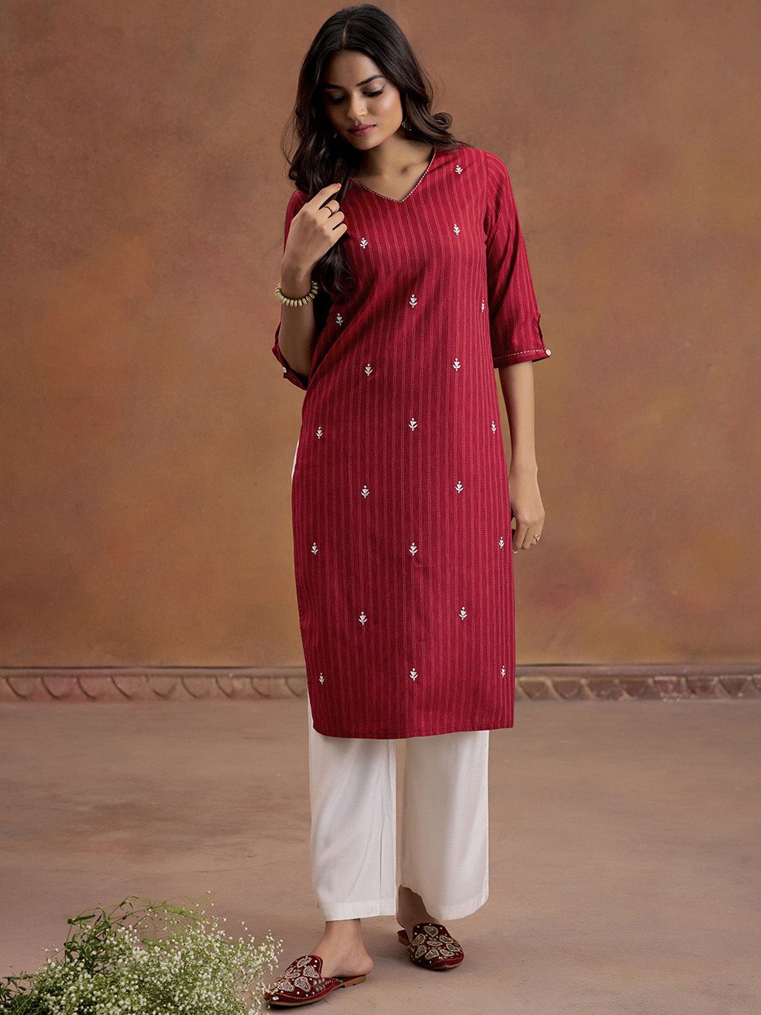 

Jaipur Kurti Self Woven Embroidered Straight Kurta, Maroon