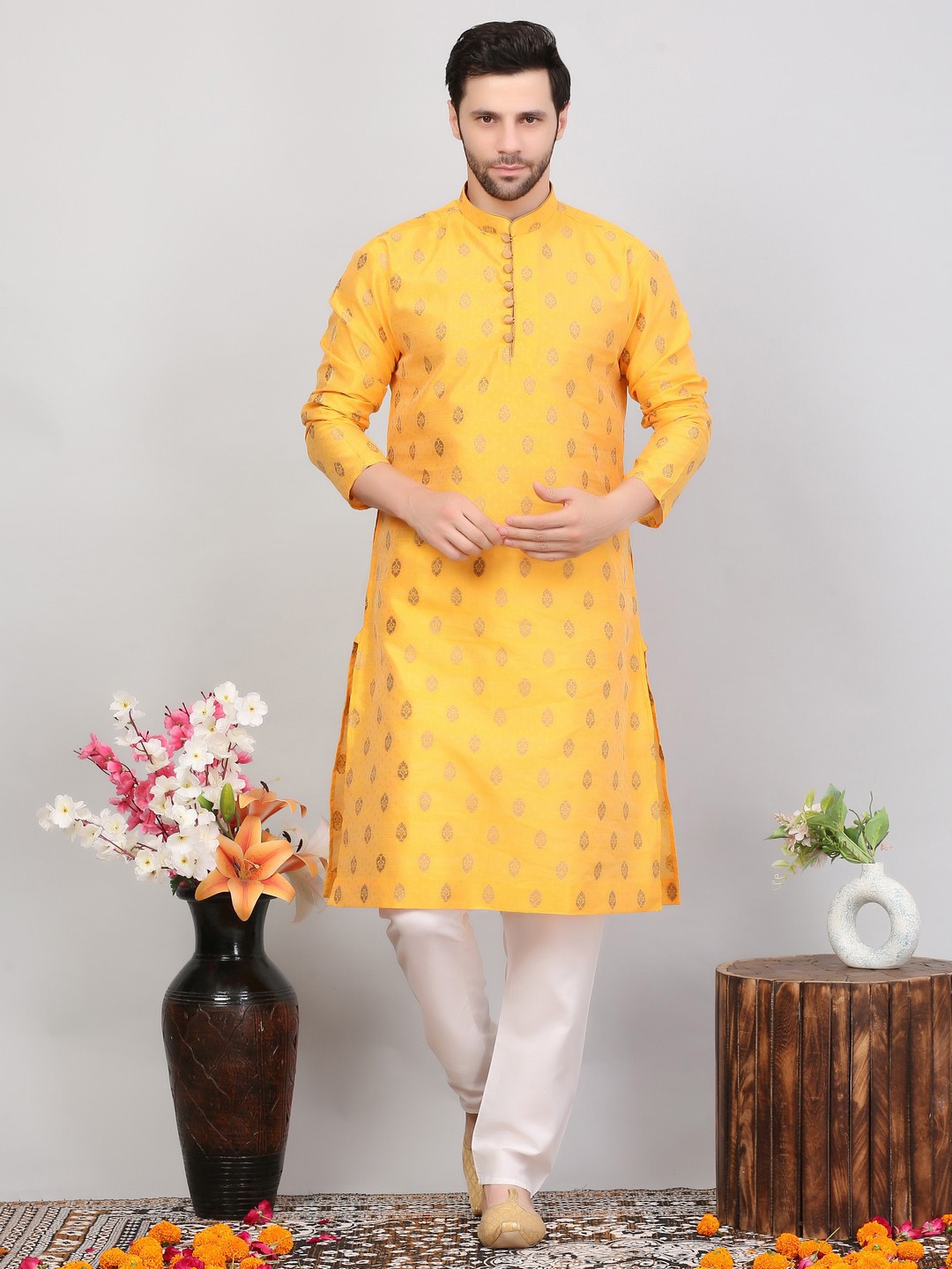 

Sydney Heights Ethnic Motifs Woven Design Mandarin Collar Kurta With Trousers, Yellow