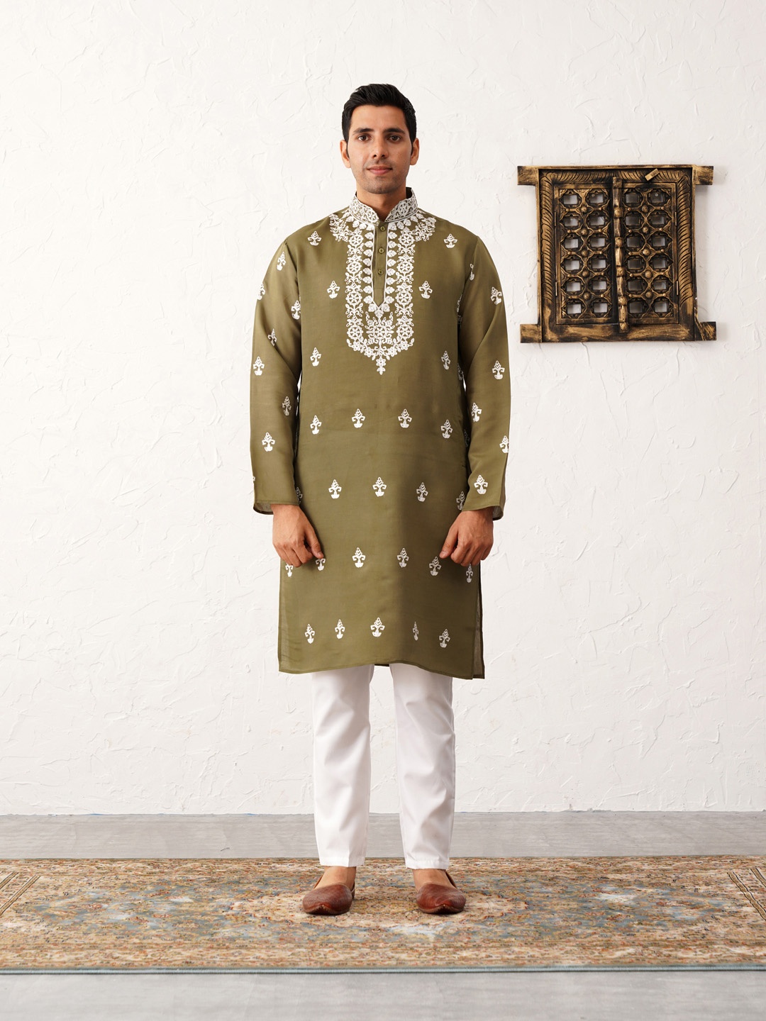 

Jompers Floral Embroidered Chikankari Mandarin Collar Kurta With Trousers, Olive