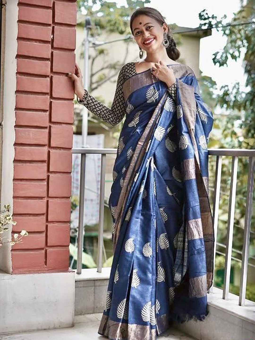 

MORLY Woven Design Zari Silk Blend Kanjeevaram Saree, Blue