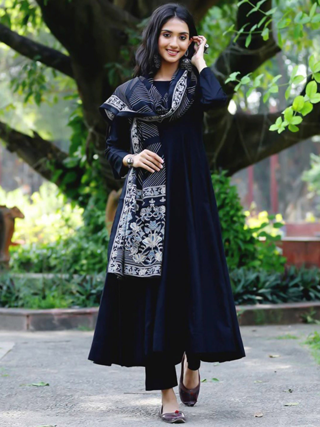 

KERI PERRY Round Neck Anarkali Kurta With Trouser And Dupatta, Black