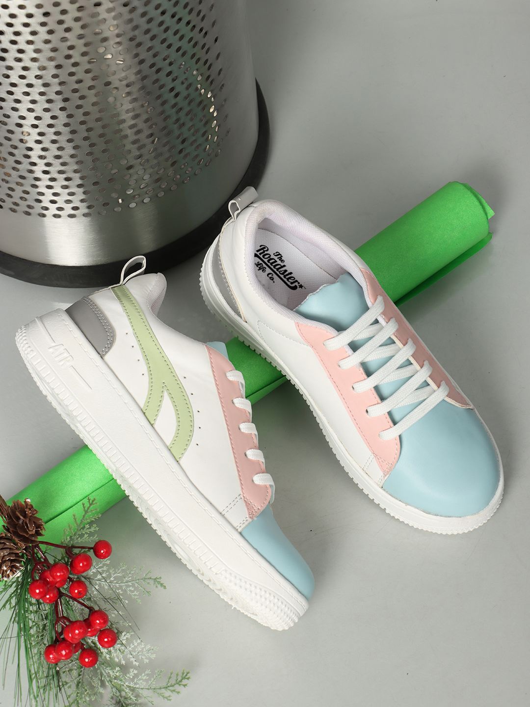 

Roadster Colourblocked Women Lace-Up Sneakers, White