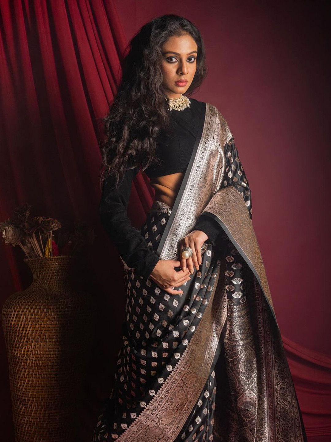 

MORLY Woven Design Zari Silk Kanjeevaram Saree, Black