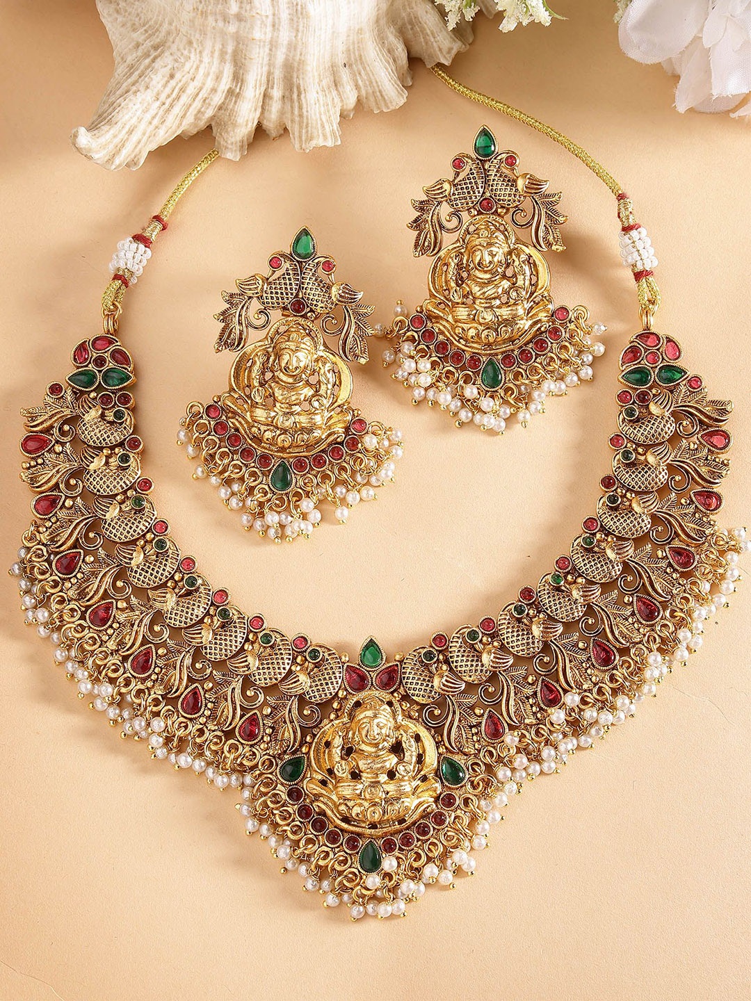 

KARATCART Gold Plated Kundan Stone Studded & Pearls Beaded Laxmi Mata Temple Jewellery Set