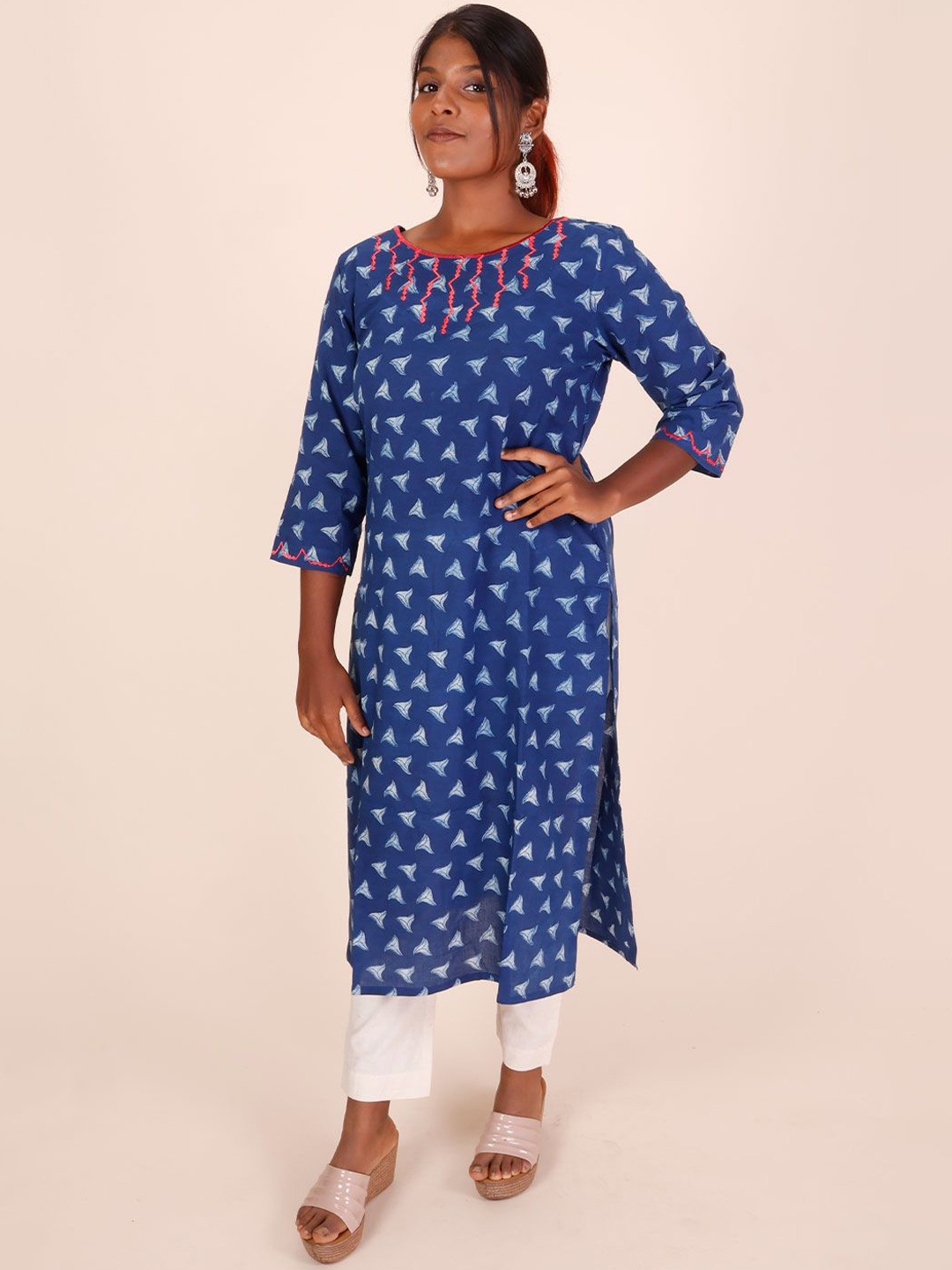 

Avishya Printed Boat Neck Thread Work Pure Cotton Straight Kurta, Blue