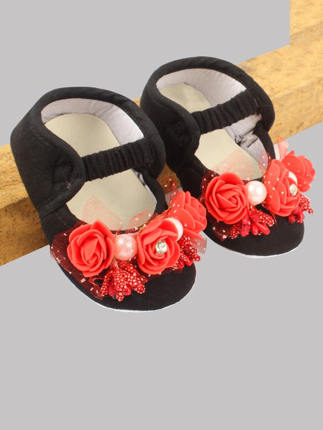 

Daizy Girls Floral Applique Booties, Black