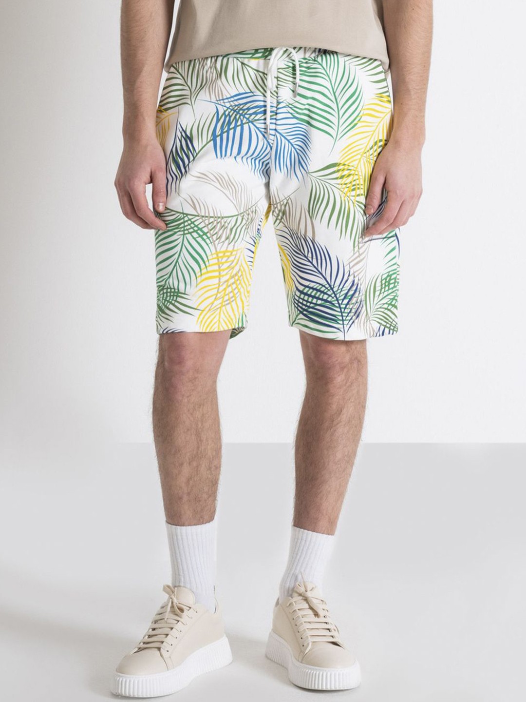 

Antony Morato Men Floral Printed Slim Fit Shorts, Off white