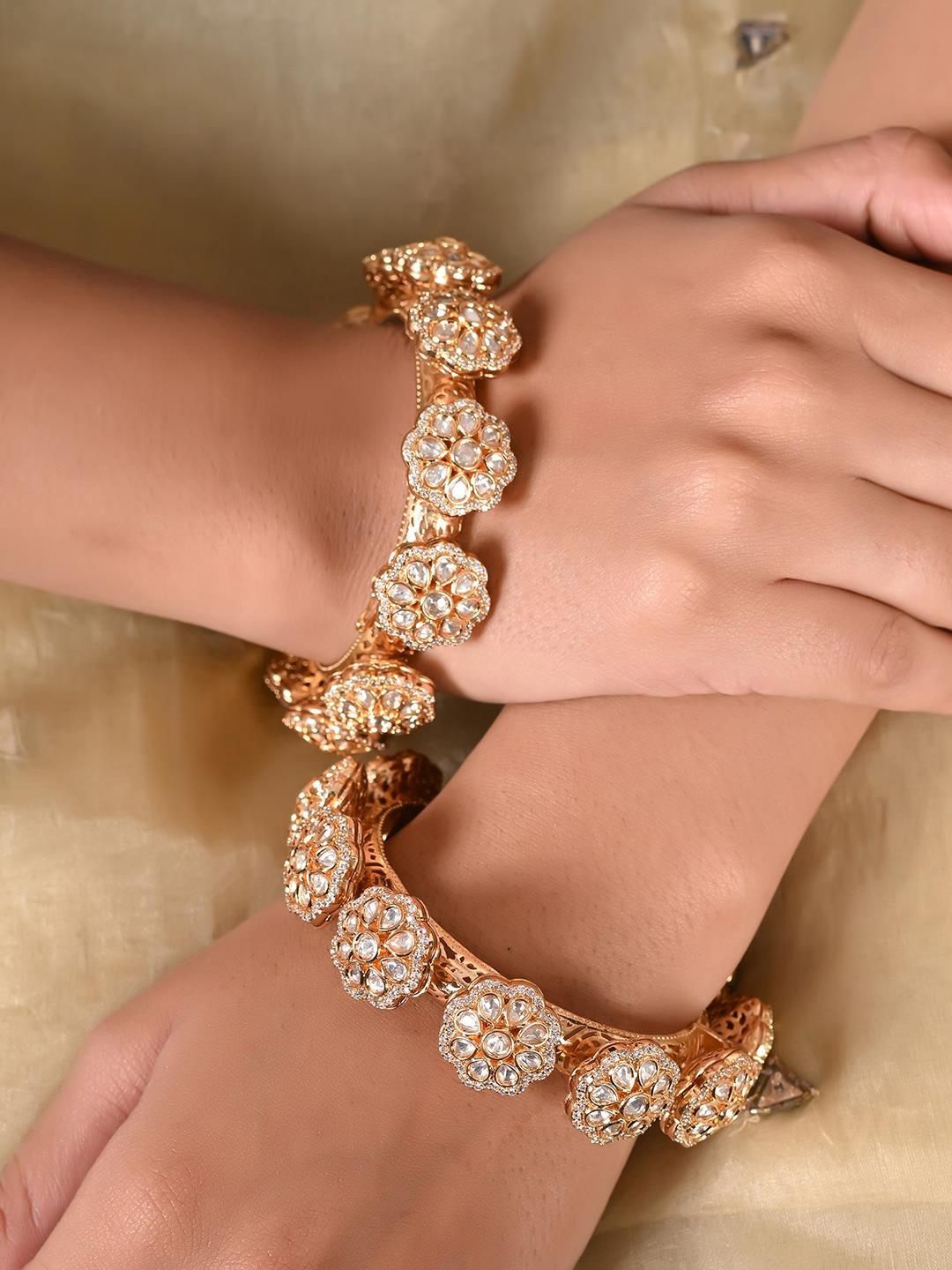 

RATNAVALI JEWELS Set of 2 Gold-Plated Kundan Stone-Studded Bangles