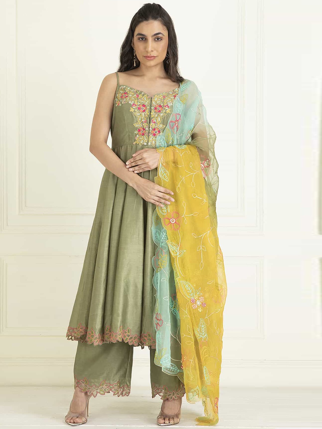 

PRIYANKA JAIN Floral Embroidered Sleeveless Pure Cotton Kurta & Palazzo & Dupatta, Green