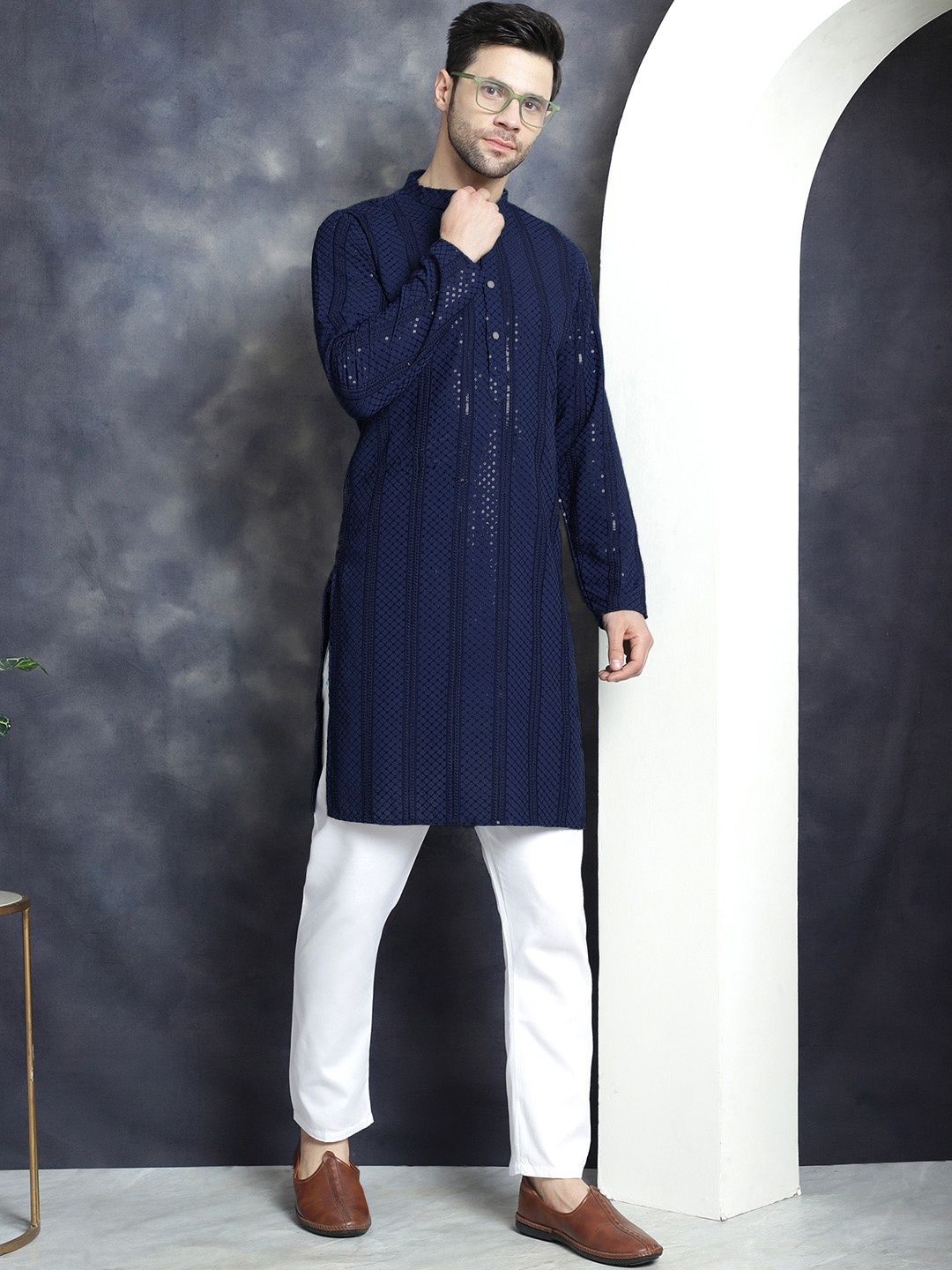 

Jompers Floral Embroidered Chikankari & Sequinned Mandarin Collar Kurta With Trousers, Navy blue