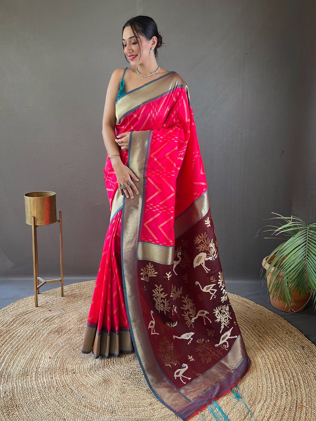 

DEVATITHI Geometric Zari Saree, Pink