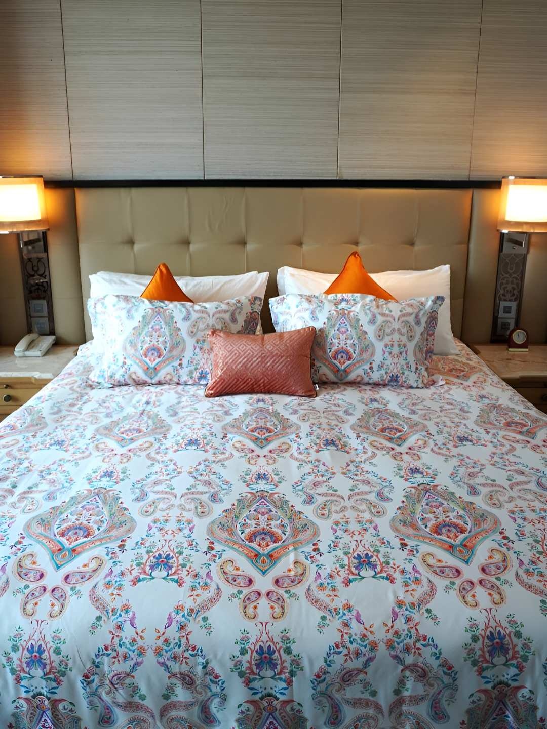 

TARA- Sparkling Homes White & Blue Floral 350 TC King Bedsheet with 2 Pillow Covers