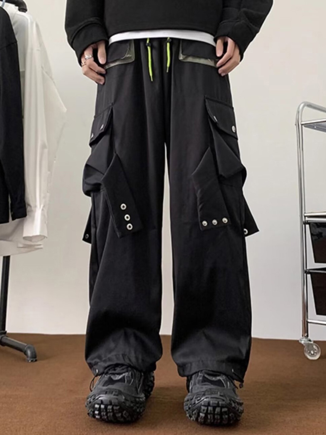 

StyleCast x Revolte Men Loose Fit Easy Wash Pleated Cargos Trouser, Black