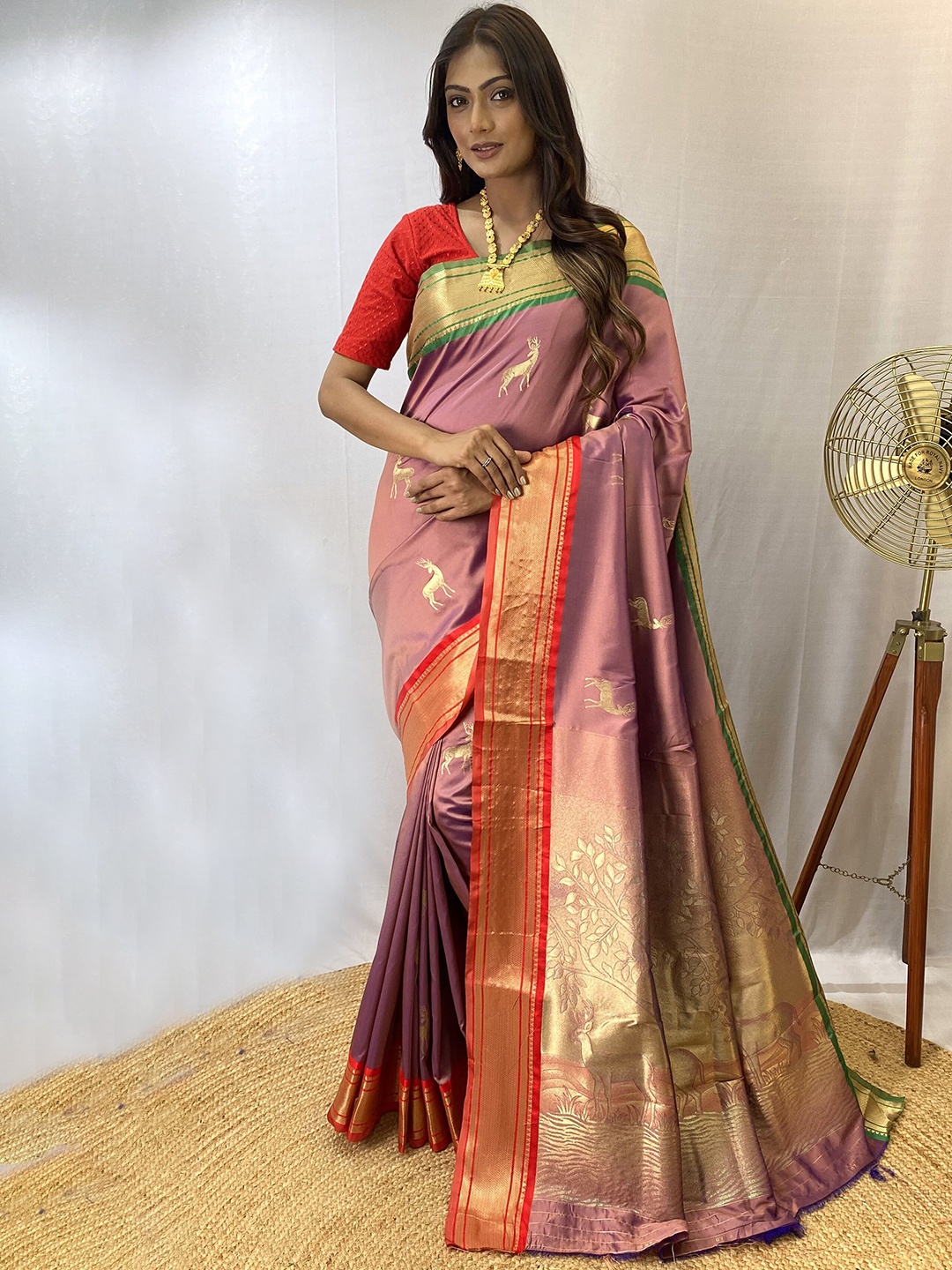 

DEVATITHI Woven Design Zari Saree, Lavender