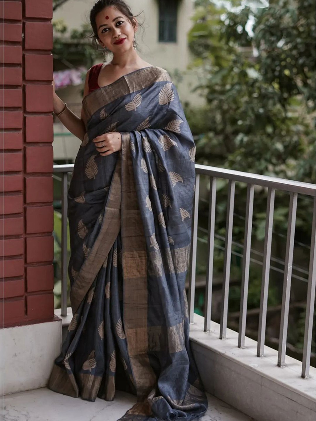

MORLY Woven Design Zari Silk Blend Kanjeevaram Saree, Grey