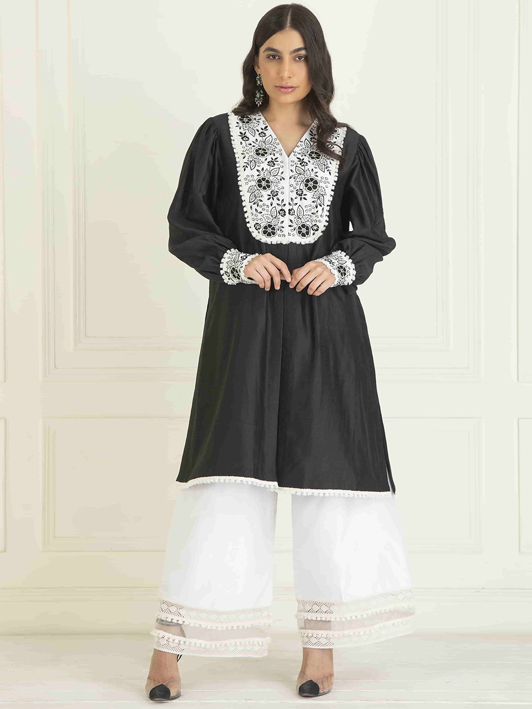 

PRIYANKA JAIN Floral Embroidered V-Neck Regular Pure Cotton A-Line Kurta With Palazzo, Black