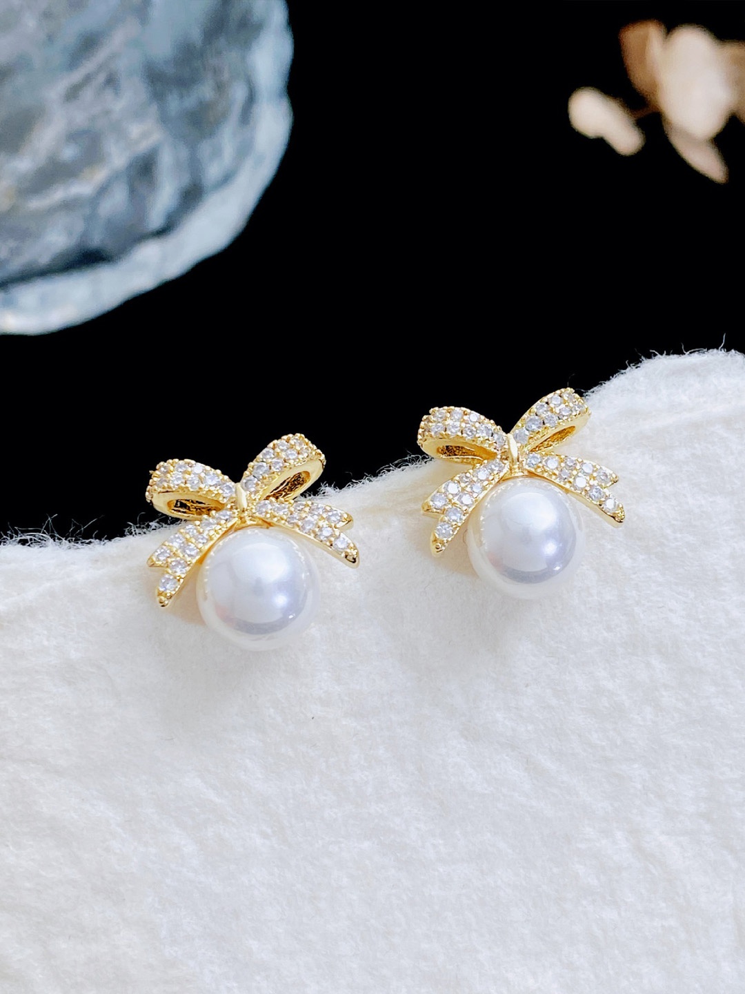 

VAGHBHATT Classic Studs Earrings, Gold