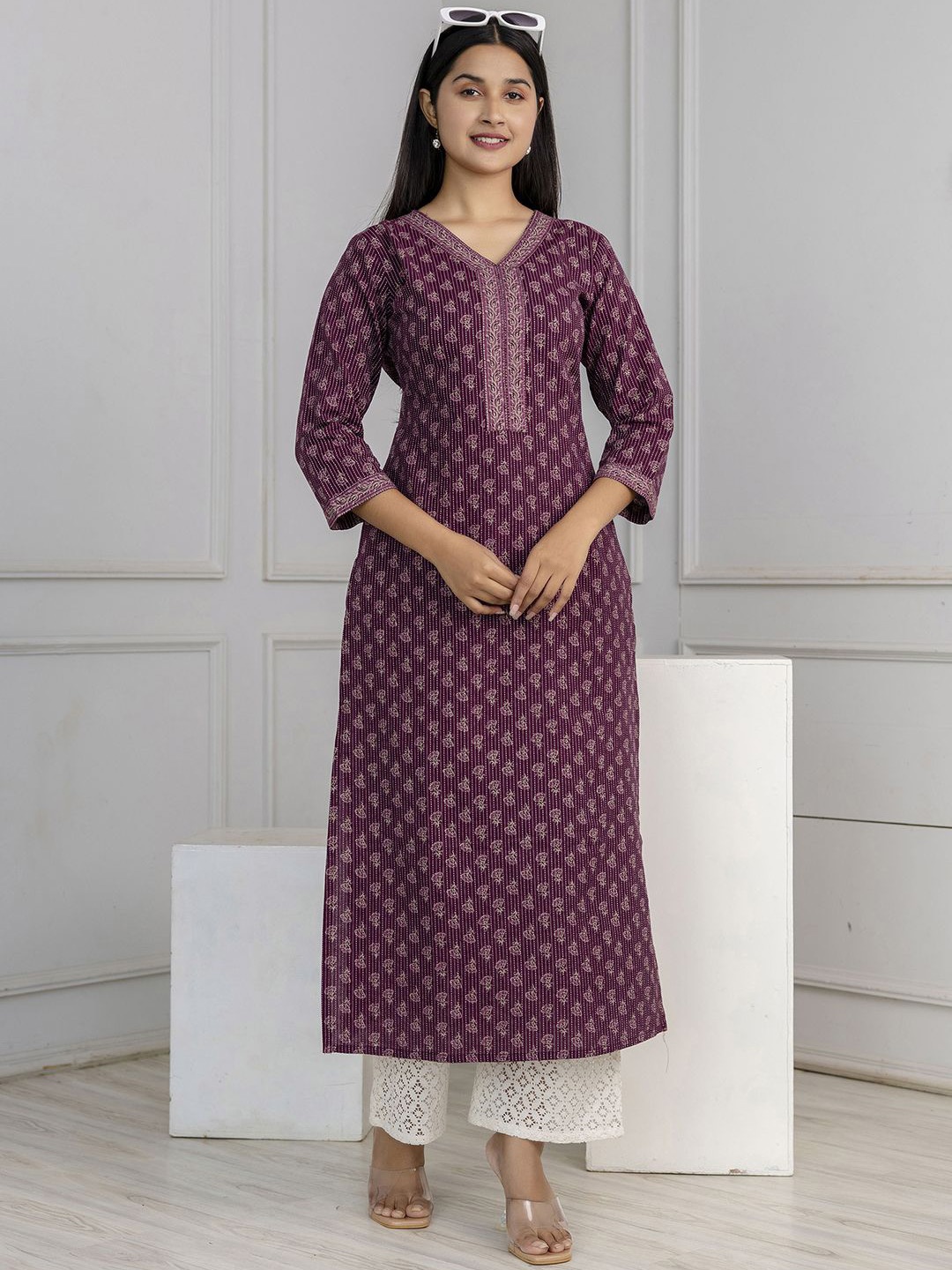 

Nayo Floral Printed V-Neck Cotton Straight Kurta, Burgundy