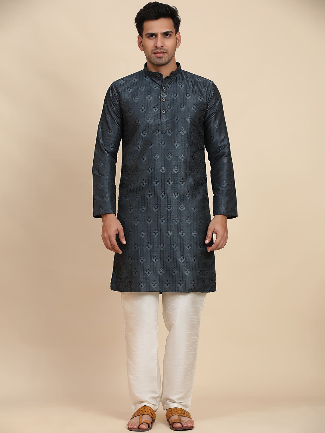 

Rawayi Geometric Woven Design Mandarin Collar Jacquard Straight Kurta, Navy blue