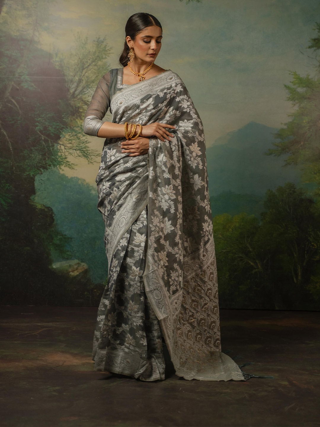 

Sangria Floral Printed Saree, Grey