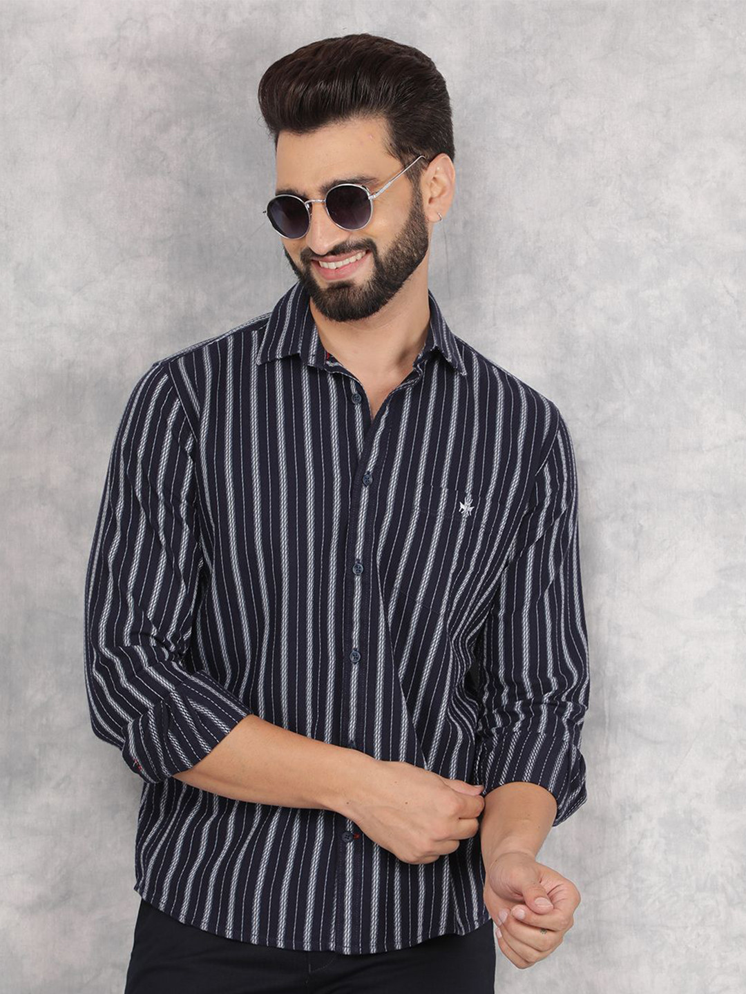 

Crimsoune Club Men Smart Spread Collar Vertical Striped Cotton Slim Fit Casual Shirt, Navy blue