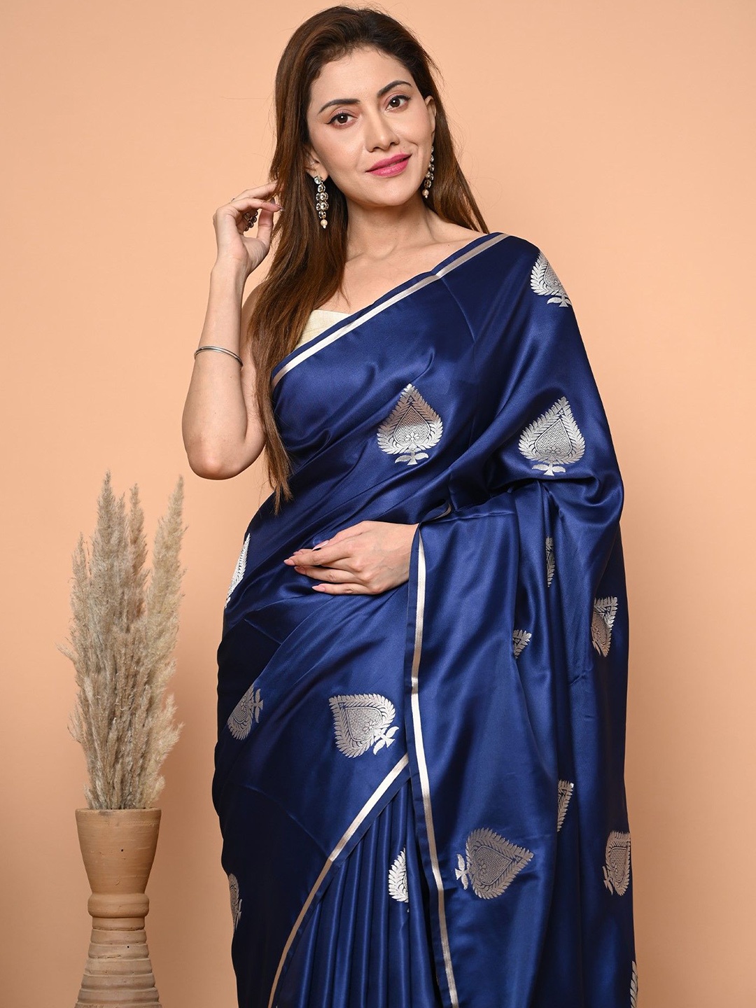 

BEATITUDE Woven Design Zari Saree, Blue