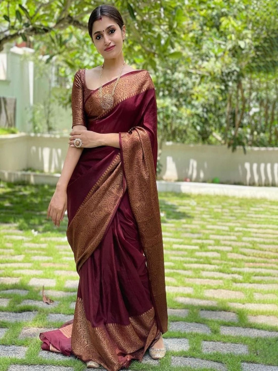 

Quelea Zari Pure Silk Banarasi Saree, Maroon