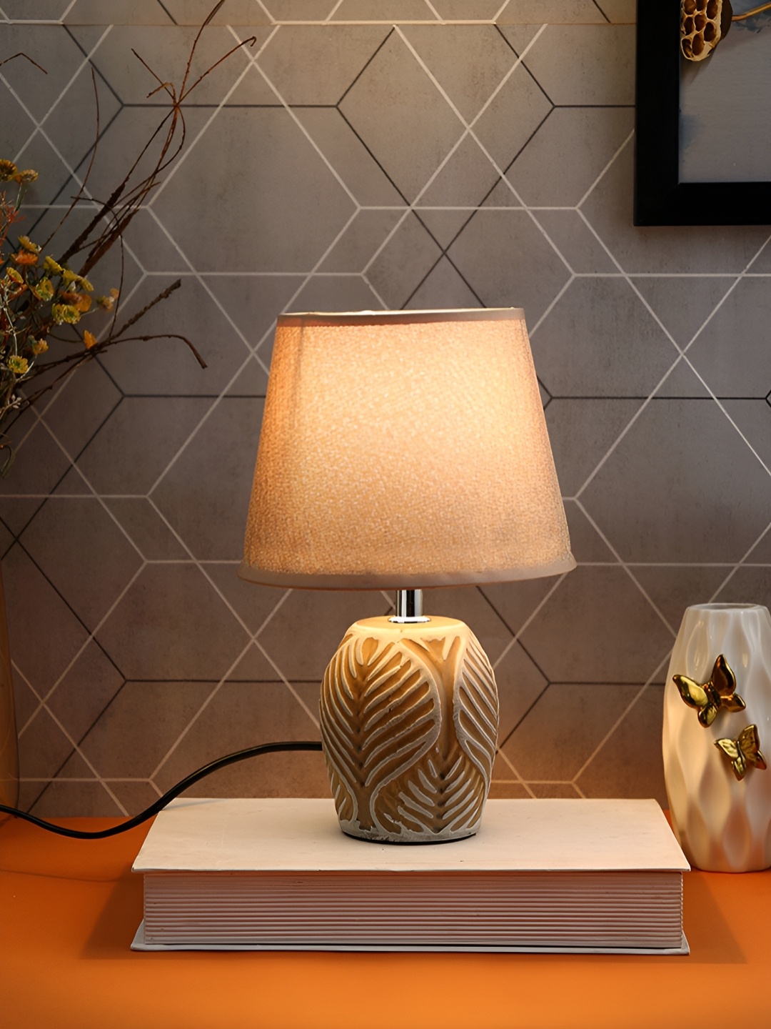 

TAYHAA Cream Textured Ceramic Contemporary Frusturical Shaped Table Lamp