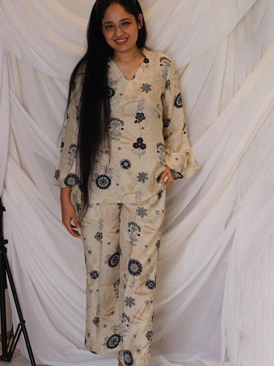 

GoSriKi Floral Printed Mandarin Collar Top With Trouser, Cream