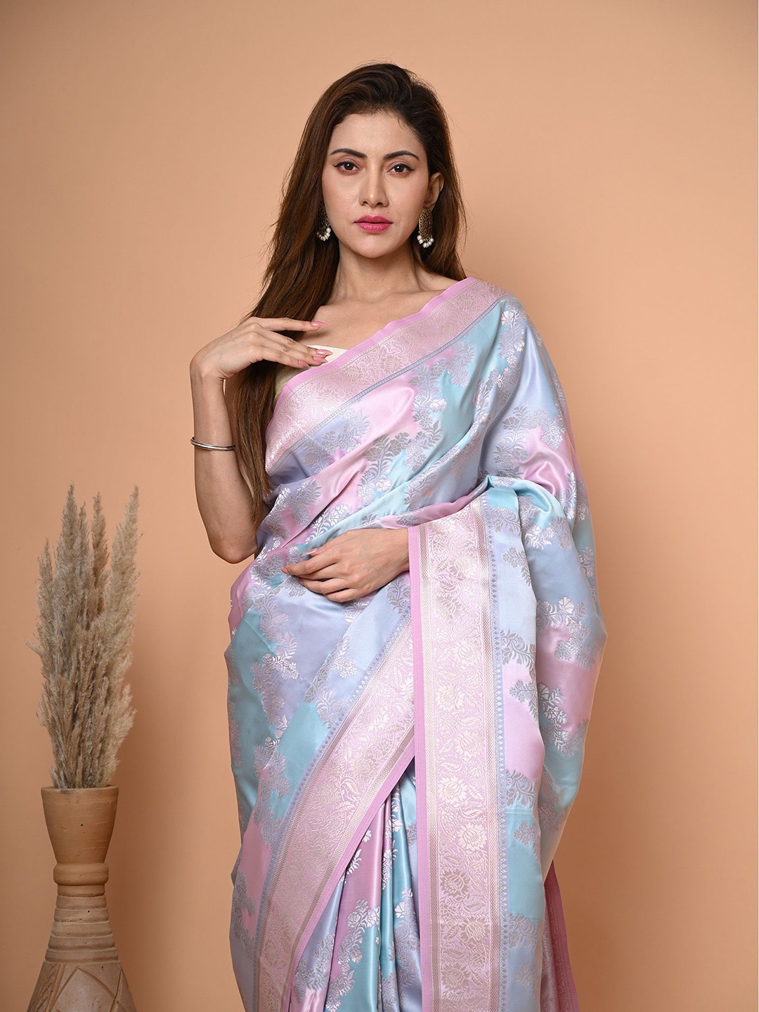 

BEATITUDE Floral Zari Satin Saree With Blouse Piece, Pink