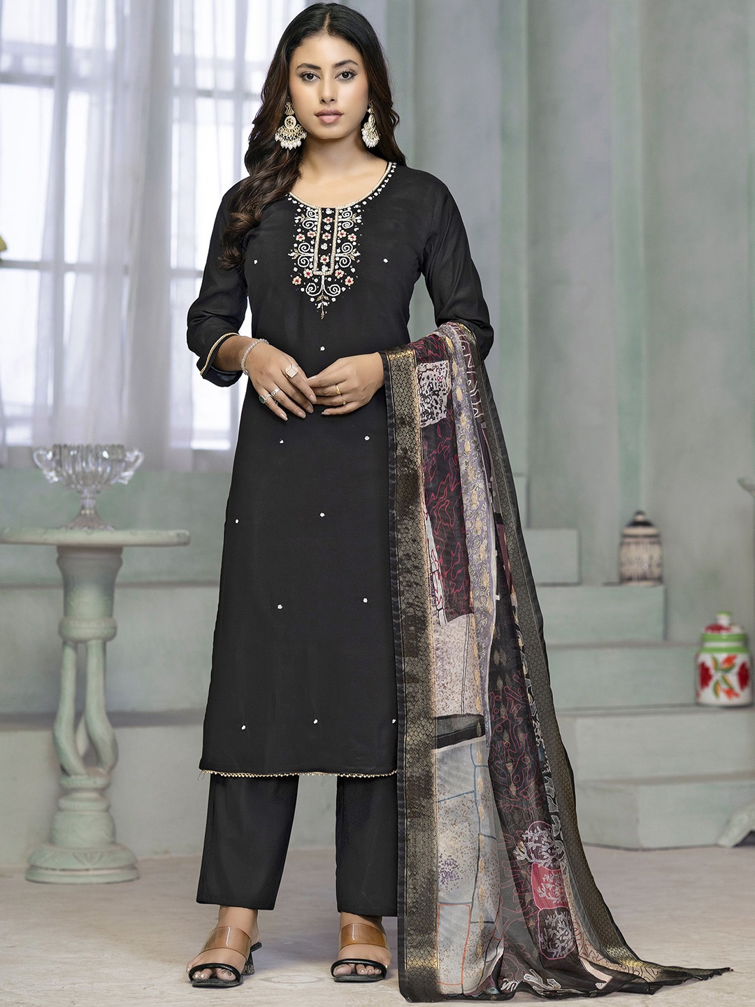 

Maroosh Women Solid Embroidered Straight Kurta Sets, Black