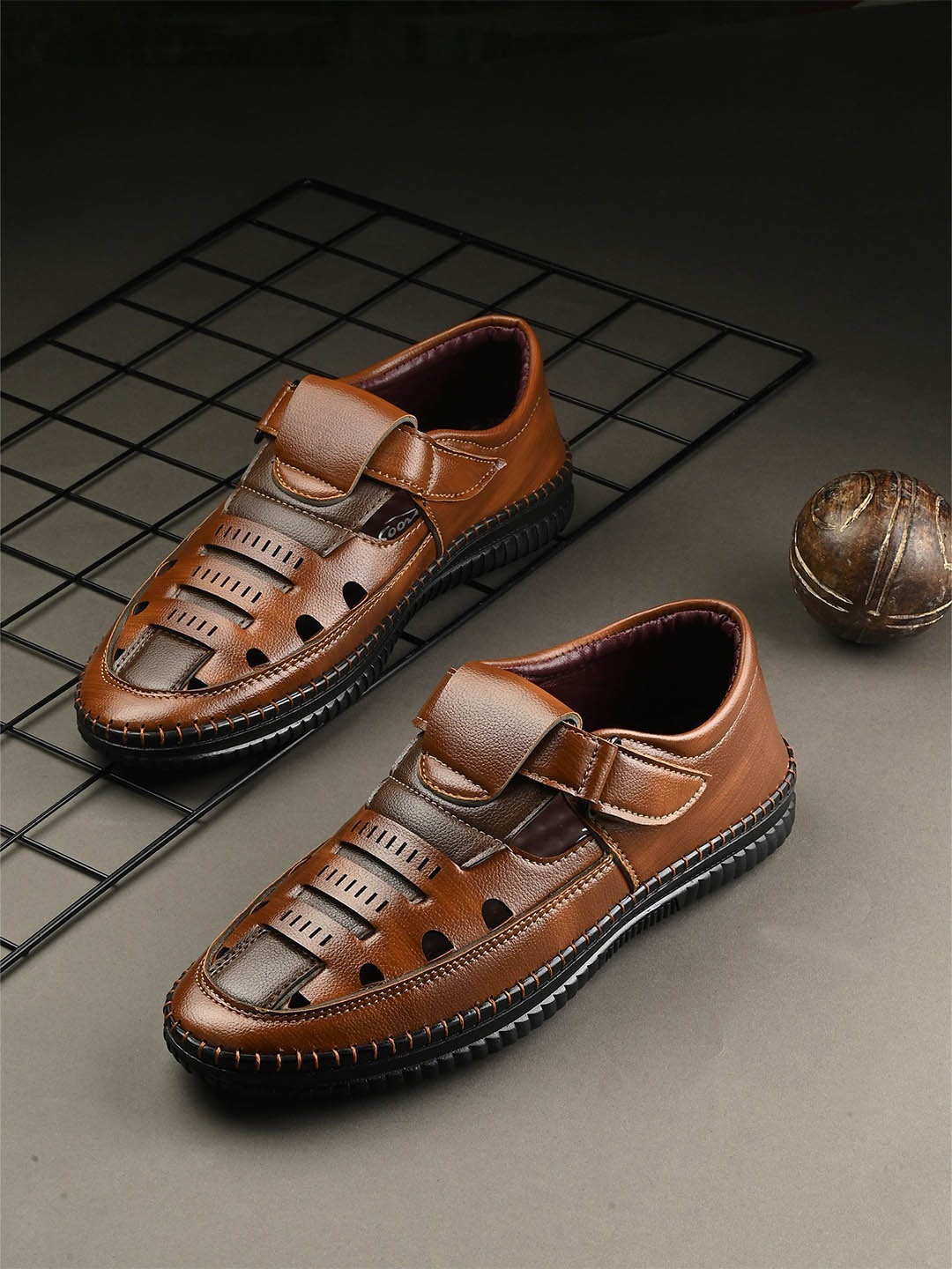 

knoos Men Ethnic Shoe-Style Sandals, Tan