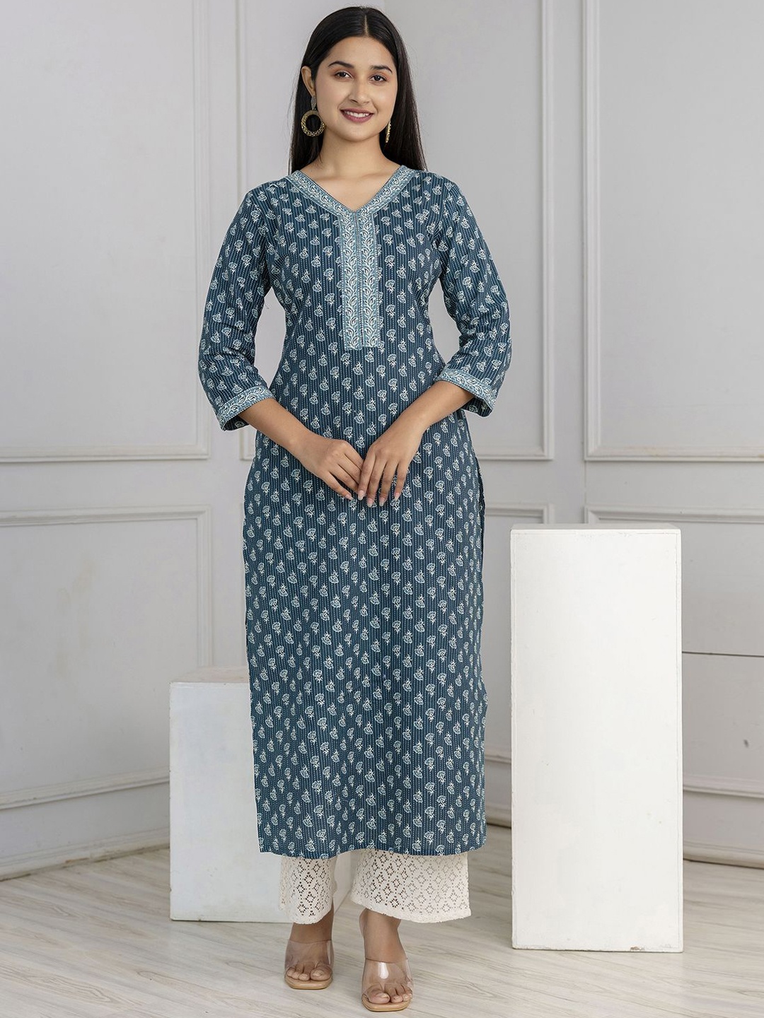 

Nayo Floral Printed V-Neck Cotton Straight Kurta, Teal