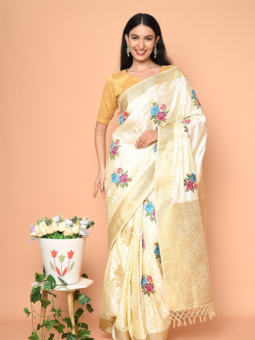 

BEATITUDE Floral Zari Saree With Blouse Piece, White