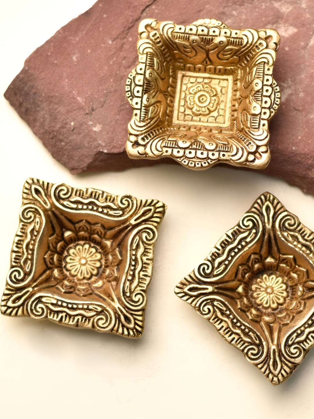 

Indianshelf Gold Toned 3 Pieces Textured Square Diyas
