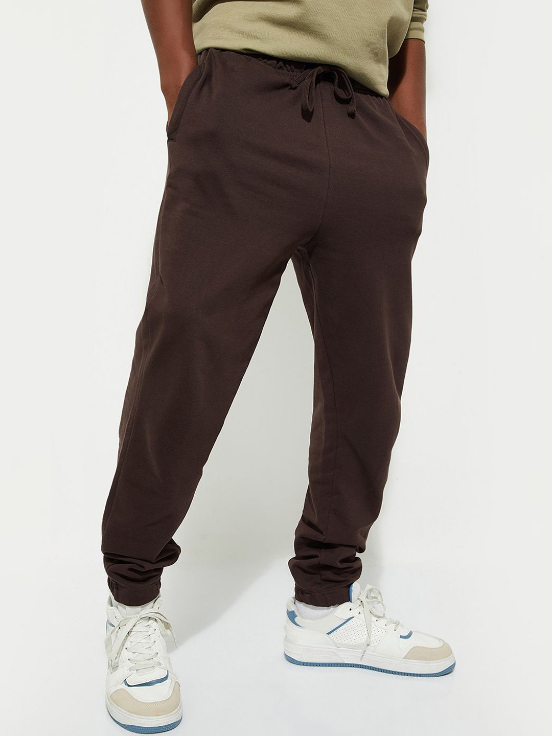 

max URB_N Men Side Tape Athleisure Joggers, Brown