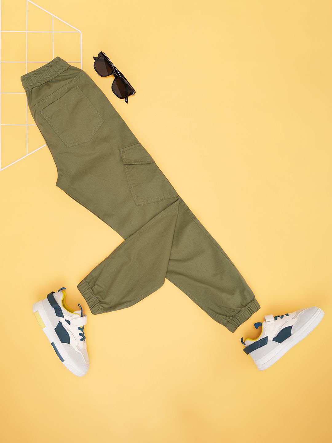 

Pantaloons Junior Boys Regular Fit Joggers Trousers, Olive