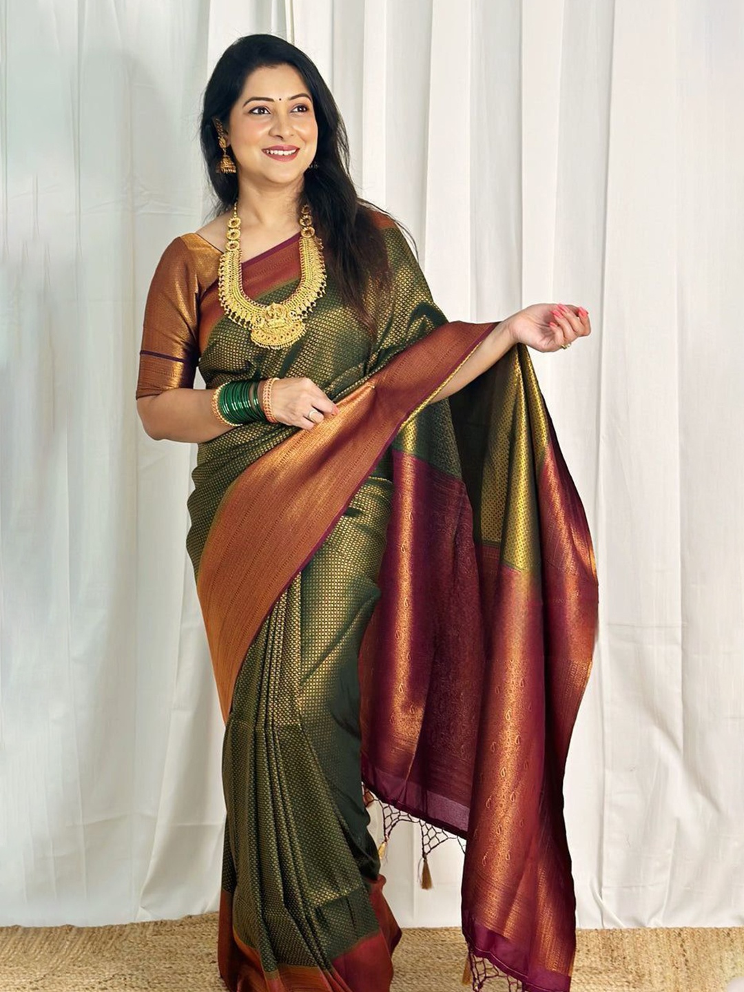 

Quelea Woven Design Zari Pure Silk Banarasi Saree, Green