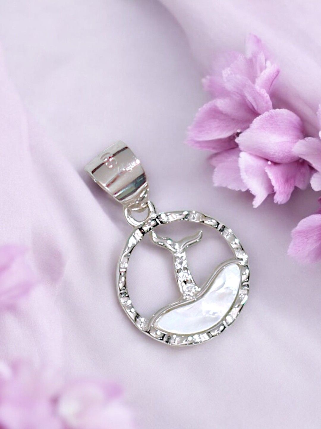 

Taraash 925 Sterling Silver Rhodium-Plated Mother of Pearls Circular Shape Pendant