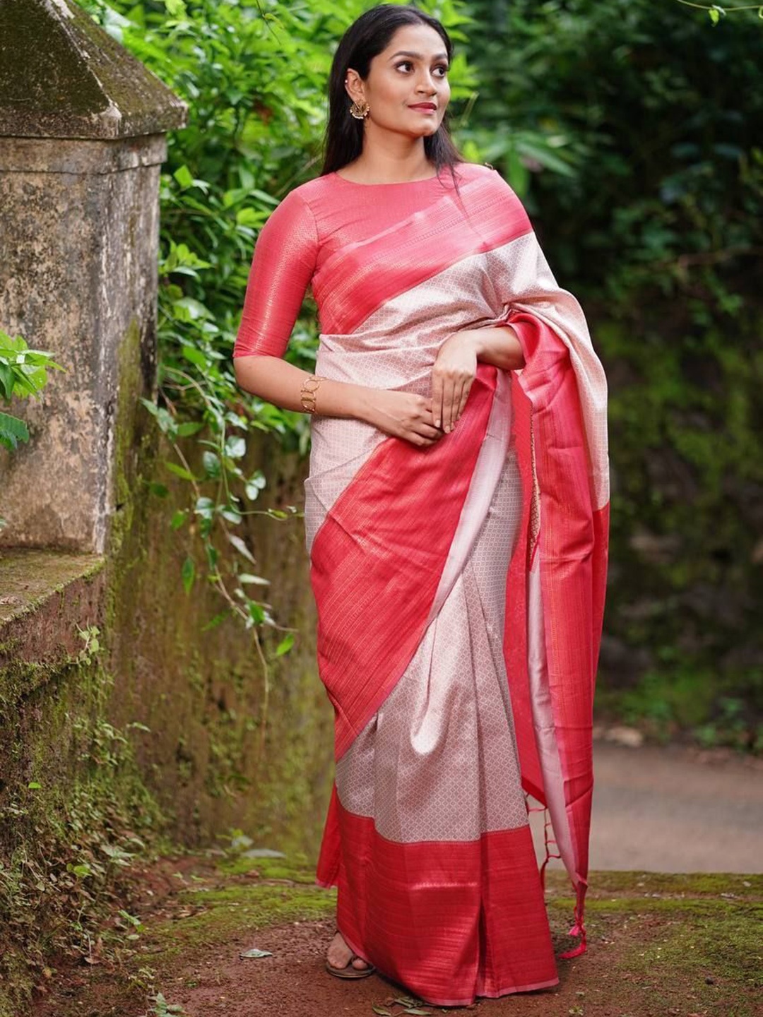 

Quelea Woven Design Zari Pure Silk Banarasi Saree, White