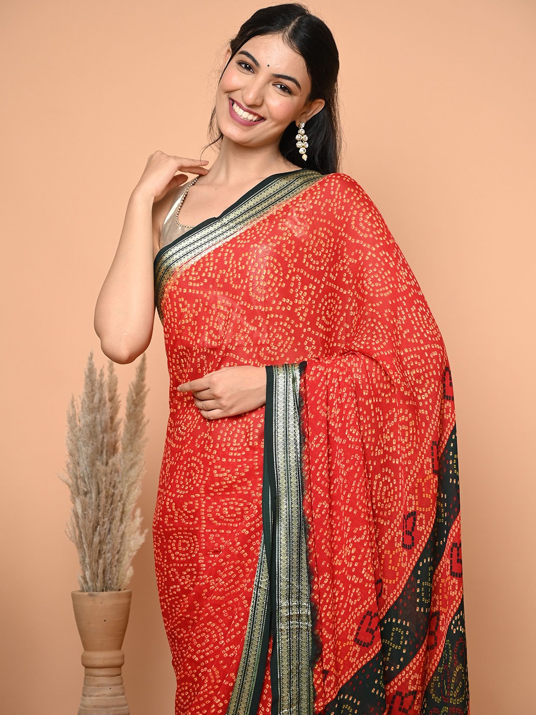 

BEATITUDE Bandhani Printed Saree With Blouse Piece, Red