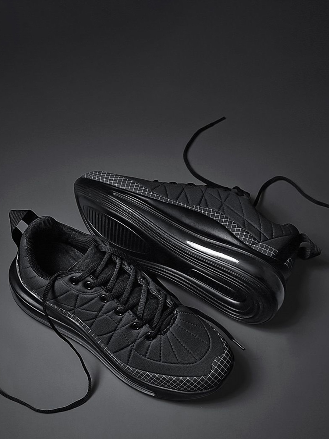 

SKAN LIFESTYLE Men Textured Sneakers, Black