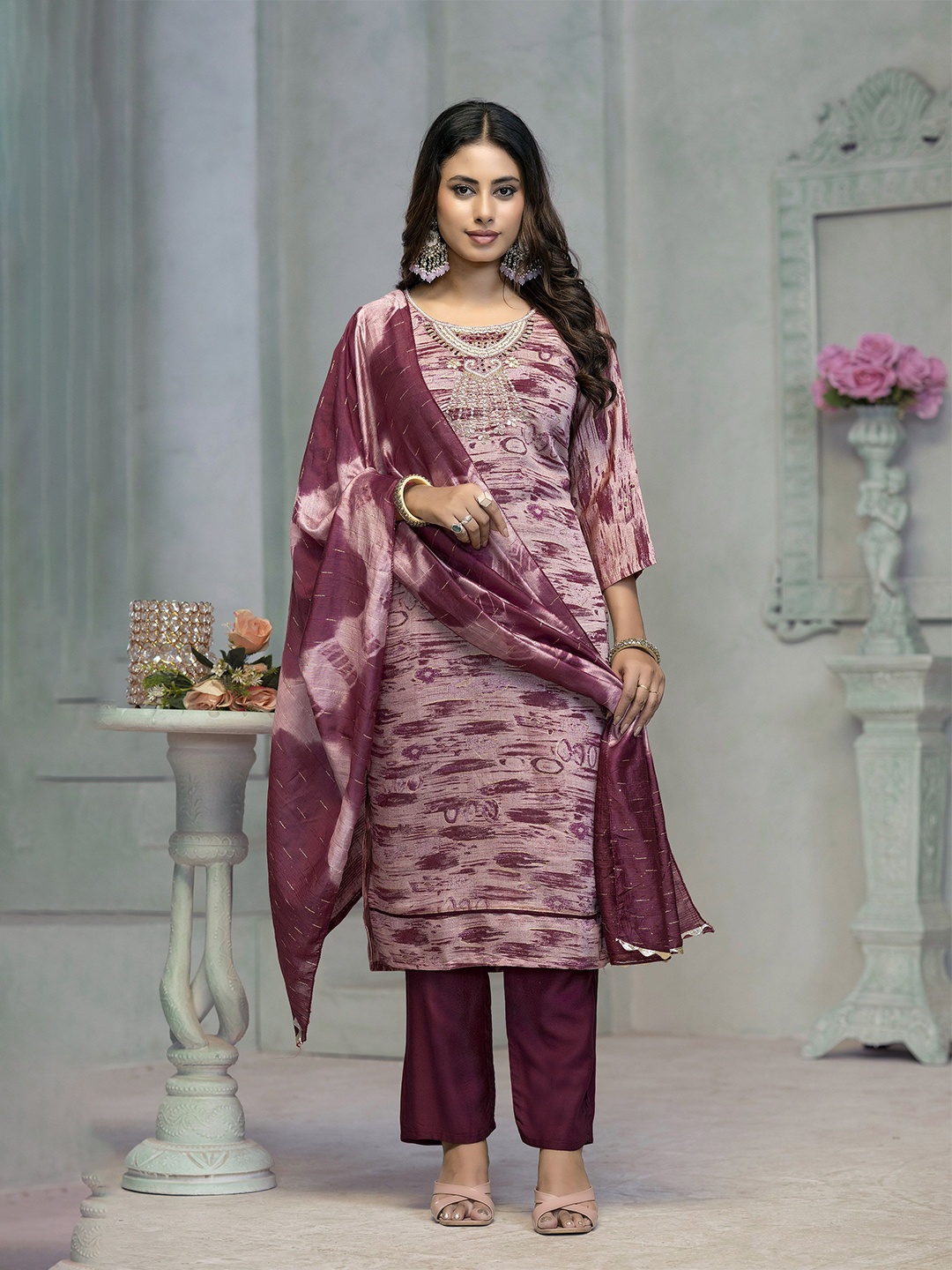 

Maroosh Women Printed Kurta Set and Dupatta, Maroon
